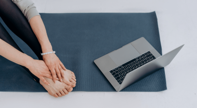 Yoga-Matte und Laptop
